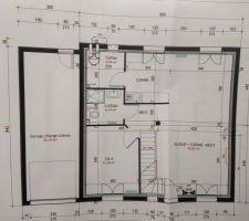 RDC avec modifications : cellier agrandi pour permettre d'ajouter une porte qui mènera au garage (salle de bain réduite de 1m2), conduit de cheminée pour installation d'un futur poêle à bois dans le salon, placard supprimé du modèle initial (qui était en face de la salle de bain et qui empiétait sur l'espace de vie), on réalisera un placard sous l'escalier plutôt