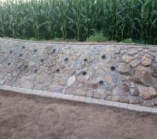 Talus terminé ... il reste les plantes à mettre dans les tubes