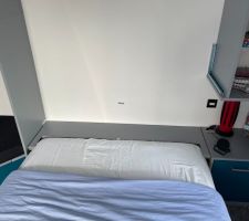 Aménagement de la salle de jeux / chambre d'amis en cours
Cache baissé une fois le lit rabaissé