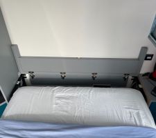 Aménagement de la salle de jeux / chambre d'amis en cours
Cache relevé avant de remonter le lit