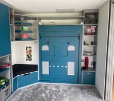 Aménagement de la salle de jeux / chambre d'amis en cours
Lit relevé et table pliée