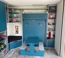 Aménagement de la salle de jeux / chambre d'amis en cours
Lit relevé et table dépliée