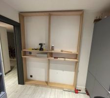 Meuble étroit dans le bureau en cours