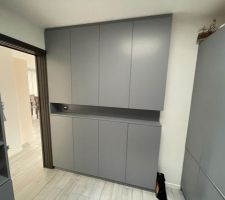 Meuble étroit dans le bureau terminé