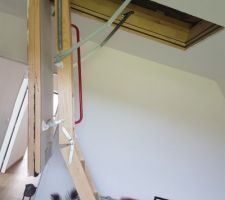 Voici la.pose  de l escalier de meunier qui m&egrave;ne au grenier aucun r&eacute;glage n a &eacute;t&eacute; effectu&eacute; l escalier n est pas du tout stable.
Un joint &agrave; &eacute;t&eacute; pos&eacute; pour le test d &eacute;tanch&eacute;it&eacute; qui n est pas adapt&eacute; et se d&eacute;chire &agrave; l ouverture