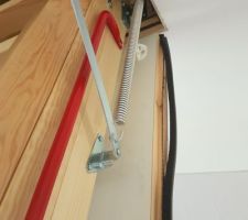 Voici la.pose  de l escalier de meunier qui m&egrave;ne au grenier aucun r&eacute;glage n a &eacute;t&eacute; effectu&eacute; l escalier n est pas du tout stable.
Un joint &agrave; &eacute;t&eacute; pos&eacute; pour le test d &eacute;tanch&eacute;it&eacute; qui n est pas adapt&eacute; et se d&eacute;chire &agrave; l ouverture