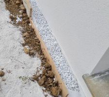 Bande de propreté pour protéger le crépis