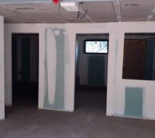 Sous-sol: Buanderie à droite, cellier au milieu, cave tout à gauche, garage à l'avant