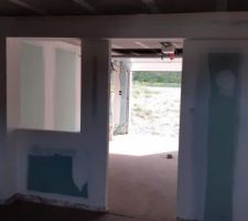 Sous-sol: buanderie vue sur le garage