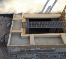 Construction cour anglaise avec pierre plates des allées supprimées et des grilles de caniveau d'eau pluviale trouvées également sur le terrain - 04/09/21