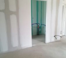 Une autre vue de la chambre parentale avec la salle de bain