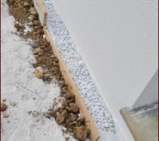 Prémices d'une bande de propreté le long des façades "made in Nous" :)