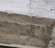 Coffrage porte d'entr&eacute;e fissur&eacute;e