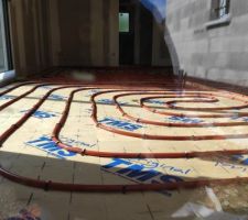 Mise en place du serpentin pour circulation de l'eau (chauffage au sol)