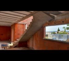 Escalier coule, appuis fenêtre en cours de pose