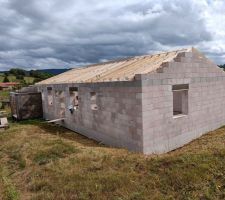 Début de la pose de la charpente
