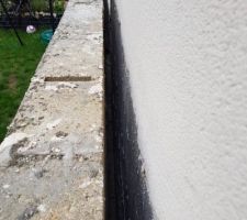 Enduit de facade projeter mais pas entre le mur du voisin. Notre mur de pignon en parpaing est visible et nu, avec risque infiltation d'eau. RT2012?