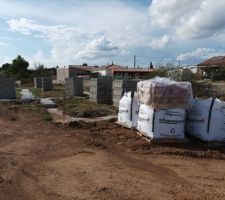 CA y est, apr&egrave;s un mois et demi de s&eacute;chage, nous avons &eacute;t&eacute; livr&eacute;, il ne reste qu'&agrave; attendre pour l'&eacute;l&eacute;vation du vide sanitaire.