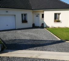 Après 10 ans nos façades sont un peu défraichies - alors on s'est mis aux rouleaux et pinceaux -
