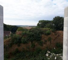 Vue de la baie vitrée de la cuisine (il faut imaginer sans le tas de terre)