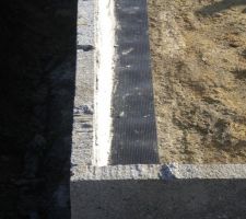 Pose de l'isolant pour eviter les remont&eacute;es humidit&eacute;es