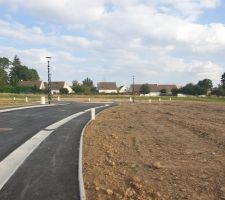 Vue du lotissement en y entrant (notre terrain se situe sur la droite, 3e lot)