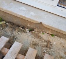 Seuil de fenetre de la baie vitee payer en suplement pour l'avoir ton pierre et pas ton beton d&eacute;j&agrave; casser.
