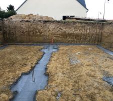 Coulage des fondations le 17 septembre.
Plus qu'&agrave; attendre un peu de s&eacute;chage.