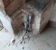 Pose de la porte de garage : destruction du surbot pour passer le rail de la porte. Cela a mis quelques aciers à nu qu'il faudra couper, puis passiver les morceaux restant pour éviter la rouille.