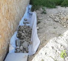Tranchée drainante devant le mur sud du garage. Il reste à remplir de cailloux (mon tas d'avance à droite, après il faut que je retourne en "cueillir" dans mon tas de terre), puis je fermerais le geotextile et je finirais avec une couche de roulé 11/22 pour l'esthétique.