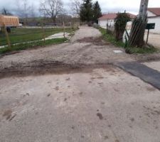 Connexion de l'eau potable : Rebouchement de la tranchée. Ils ont également tassé du concassé sur l'entrée du terrain qui a été ravagée par les chenilles de la mini-pelle, c'est propre du coup.