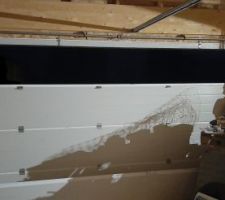 Pose des sections de la porte de garage. C'est presque fini, et on pourra enfin stocker un peu de bordel un poil plus sensible que quelques palettes dans le garage.