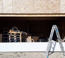Début de pose des sections de la porte de garage. Il faudra tendre les ressorts si on veut continuer car après on ne pourra plus sortir.