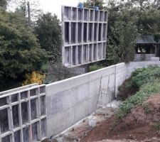 D&eacute;coffrage des banches du mur de sout&egrave;nement, c&ocirc;t&eacute; nord.