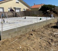 Mise en place du vide sanitaire? &ccedil;a avance
Par contre pas content, ils ont vraiment fait n?importe quoi avec la voiture mitoyenne de ma voisine, alors que j?avais propos&eacute; de l?enlever. A voir en fin de construction une prise en charge de leur part