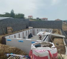 Montage des murs de la piscine avec mise en place des traversées de parois