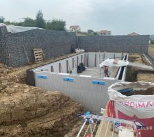 Montage des murs de la piscine avec mise en place des traversées de parois