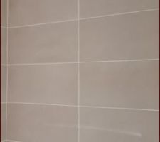Faïence de la douche à l'italienne.