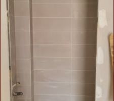 Faïence de la douche à l'italienne.