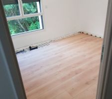 Pose du parquet stratifié à l'étage