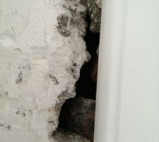 Trou / fissure profondes sur le c&ocirc;t&eacute; de la fen&ecirc;tre