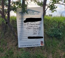 Ça y est! Panneau en place sur le terrain!