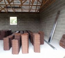 3 palettes montées à la main par l'échelle... normalement suffisant pour couvrir la moitié de la maison (côté jardin)