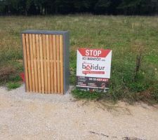 Bonjour a ceux qui suivent notre récit, le projet a pas mal stagné, car nous avons un soucis pour signer le compromis du terrain, le notaire traîne, traîne et traîne. Le Permis de construire a été déposé le 26 septembre. Reste à attendre 2 mois. Signature du compromis dans les jours à venir.