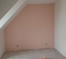 Peinture rose de la chambre 1 de l'étage
