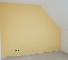 Peinture jaune de la chambre 2 de l'étage