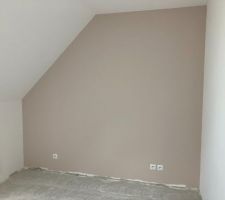 Peinture taupe de la chambre 3 de l'étage