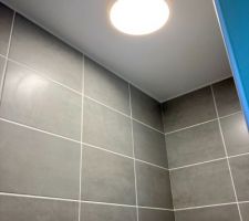 Lumière dans la douche de la suite parentale