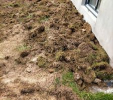 Poursuite des travaux avec le terrassement autour de la maison.