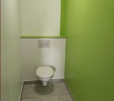 Un peu de couleurs pour les toilettes de l'étage